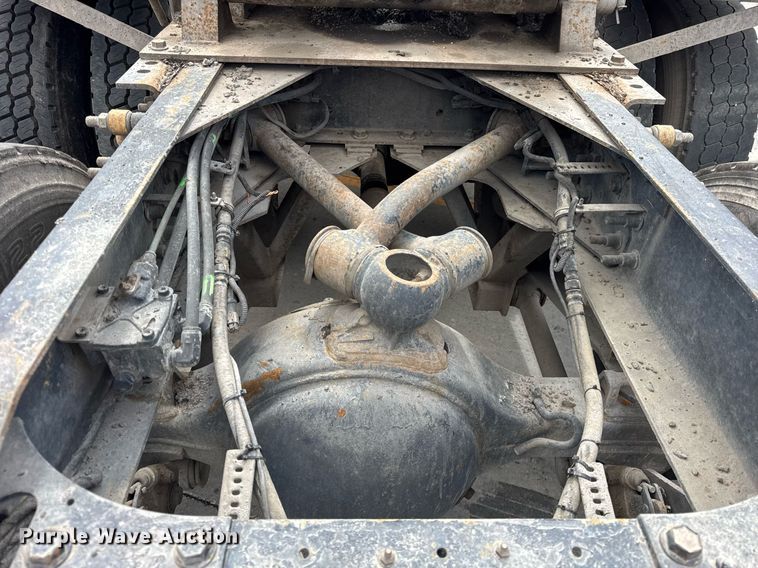 image for item DU3416 2005 International 7600 semi truck