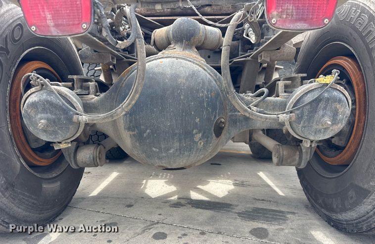 image for item DU3416 2005 International 7600 semi truck