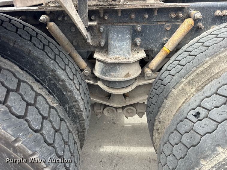 image for item DU3416 2005 International 7600 semi truck