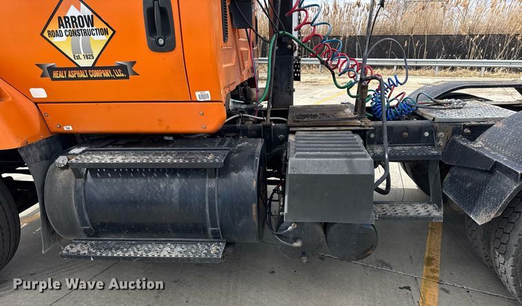 image for item DU3416 2005 International 7600 semi truck