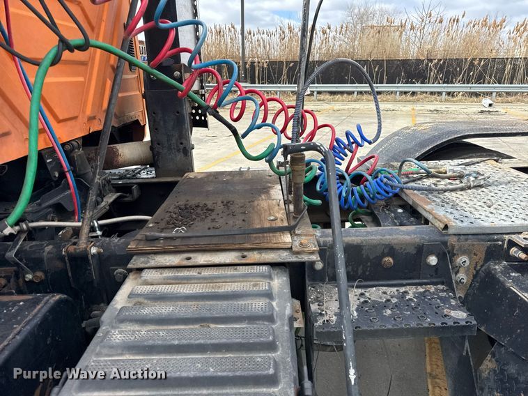 image for item DU3416 2005 International 7600 semi truck