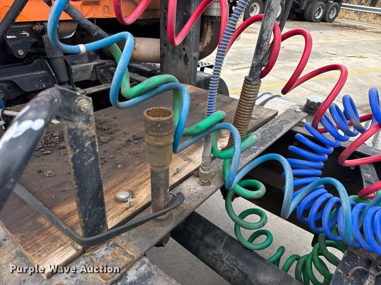 image for item DU3416 2005 International 7600 semi truck