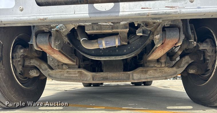 image for item DU3416 2005 International 7600 semi truck