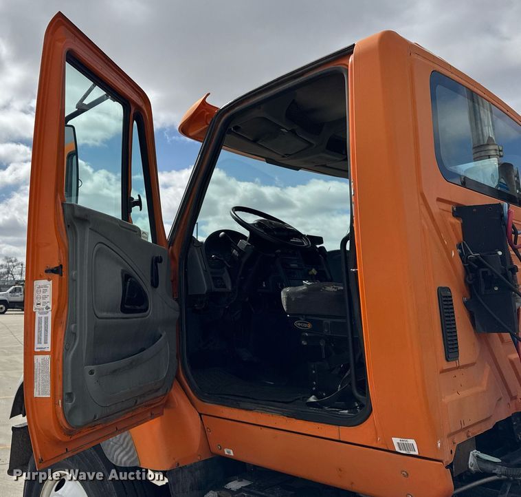 image for item DU3416 2005 International 7600 semi truck