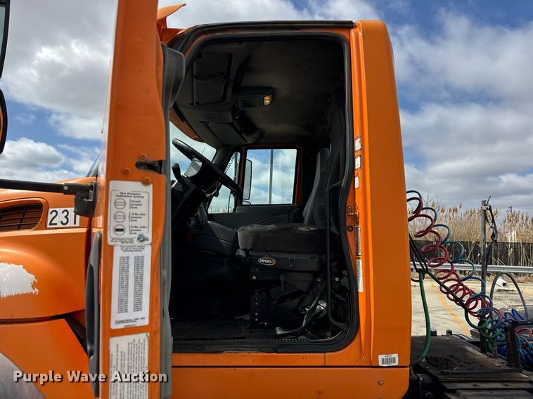 image for item DU3416 2005 International 7600 semi truck