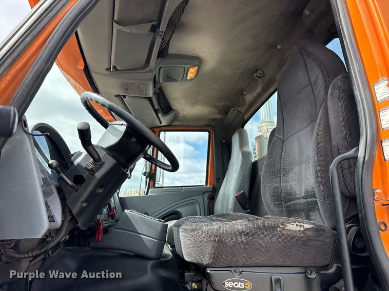 image for item DU3416 2005 International 7600 semi truck