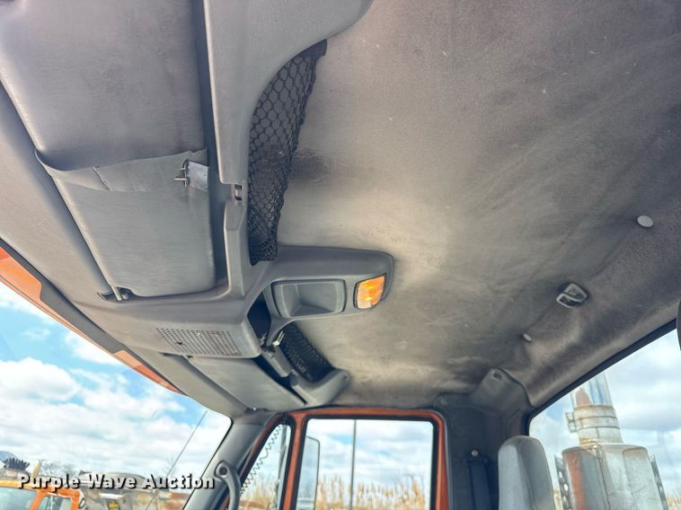 image for item DU3416 2005 International 7600 semi truck