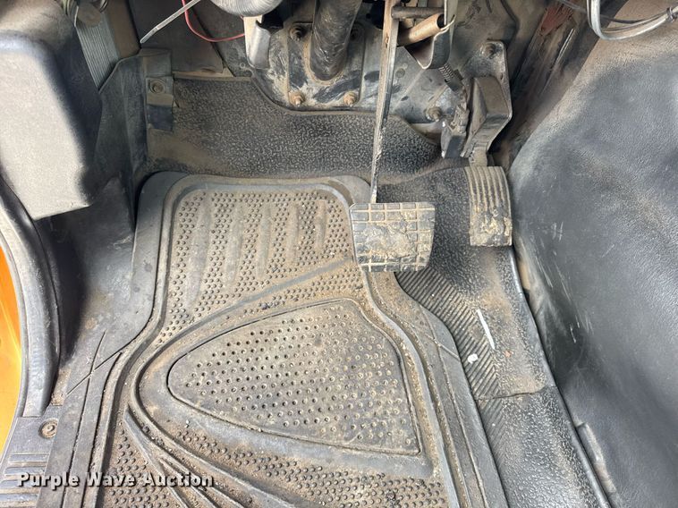 image for item DU3416 2005 International 7600 semi truck