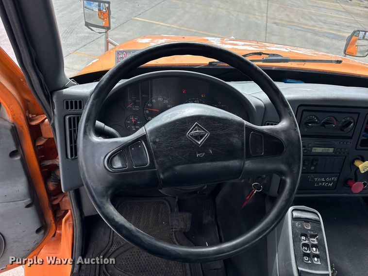 image for item DU3416 2005 International 7600 semi truck