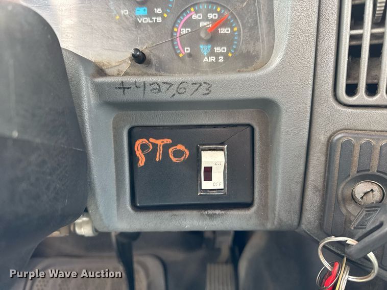 image for item DU3416 2005 International 7600 semi truck