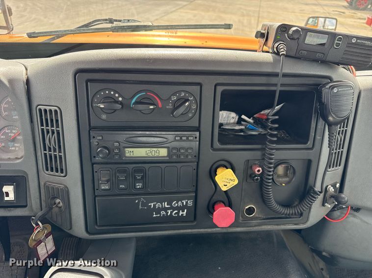 image for item DU3416 2005 International 7600 semi truck