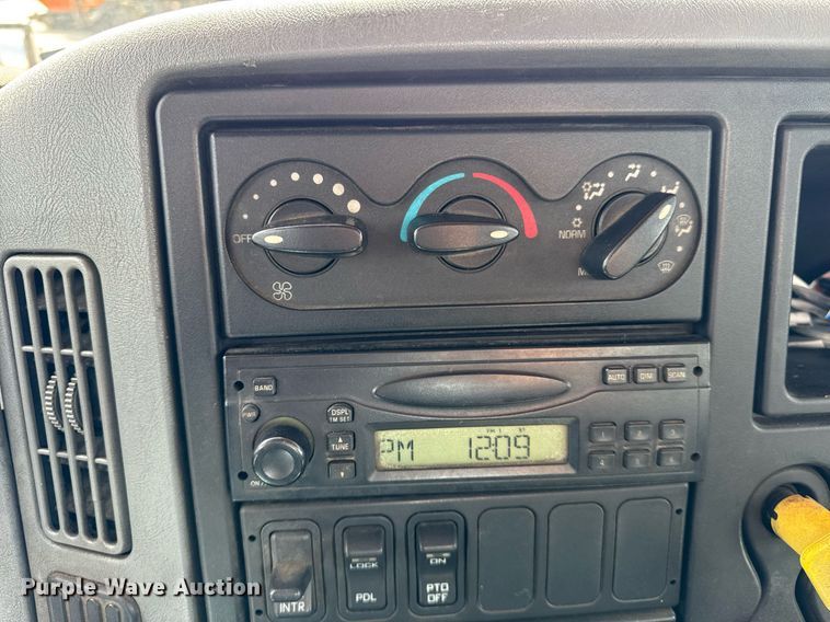 image for item DU3416 2005 International 7600 semi truck