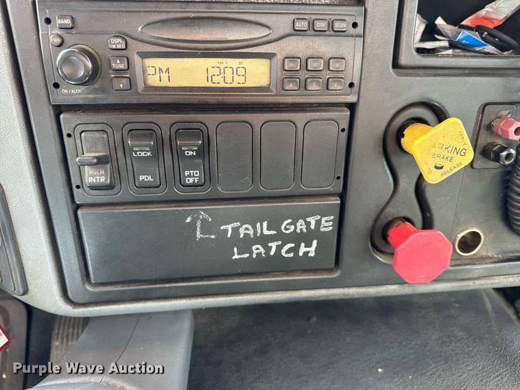 image for item DU3416 2005 International 7600 semi truck