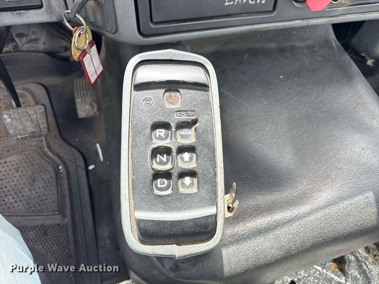 image for item DU3416 2005 International 7600 semi truck