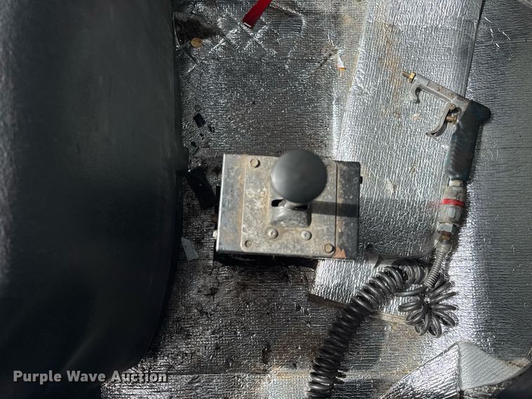 image for item DU3416 2005 International 7600 semi truck