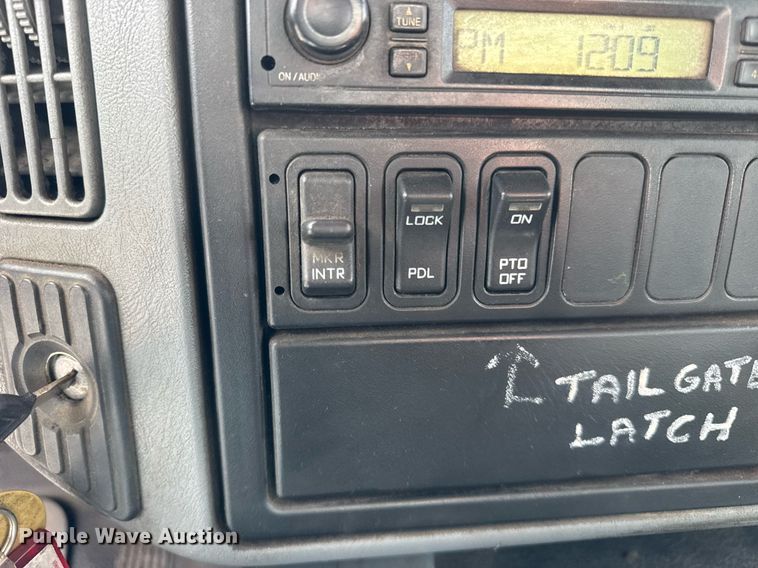 image for item DU3416 2005 International 7600 semi truck