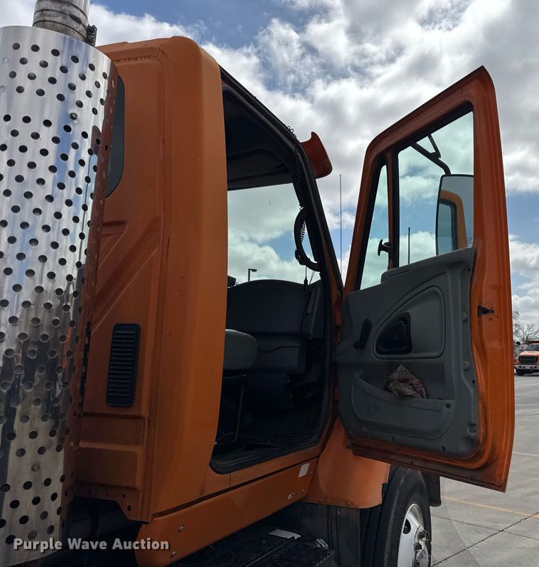 image for item DU3416 2005 International 7600 semi truck