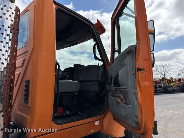 image for item DU3416 2005 International 7600 semi truck