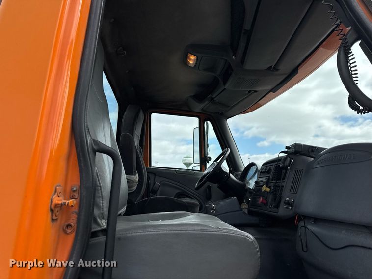 image for item DU3416 2005 International 7600 semi truck