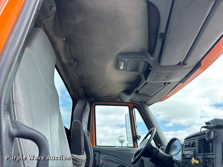 image for item DU3416 2005 International 7600 semi truck