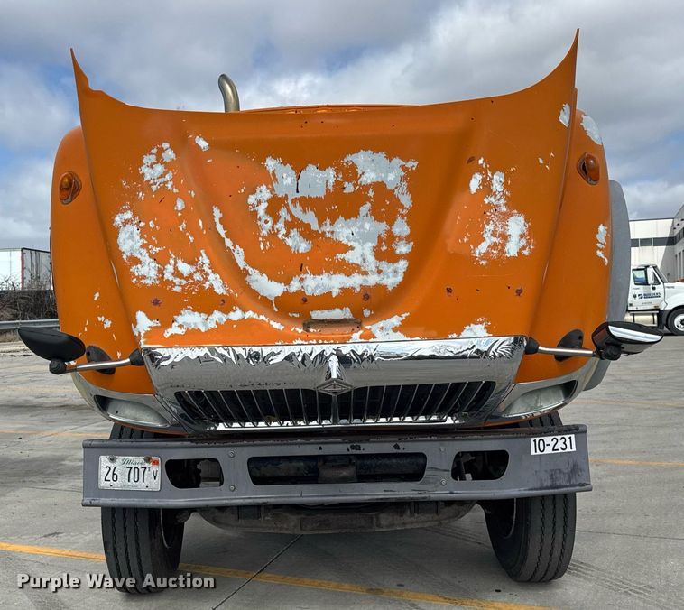 image for item DU3416 2005 International 7600 semi truck