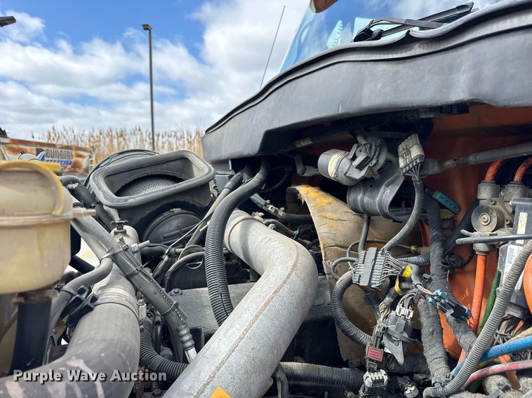 image for item DU3416 2005 International 7600 semi truck