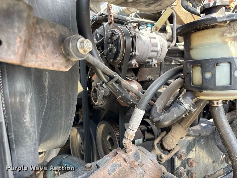 image for item DU3416 2005 International 7600 semi truck