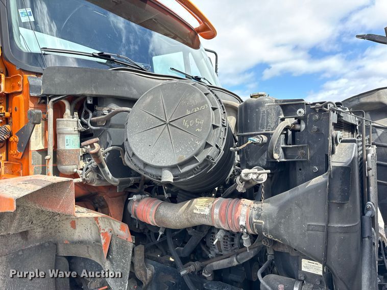 image for item DU3416 2005 International 7600 semi truck