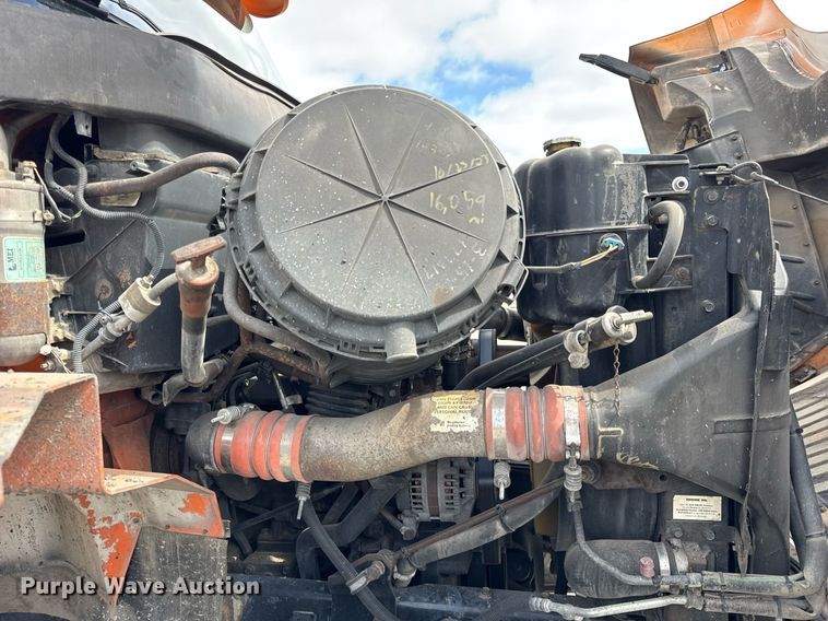 image for item DU3416 2005 International 7600 semi truck