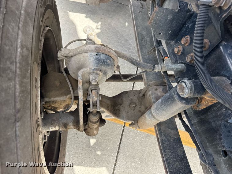 image for item DU3416 2005 International 7600 semi truck