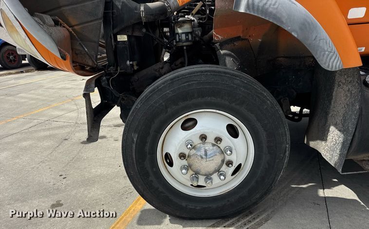 image for item DU3416 2005 International 7600 semi truck