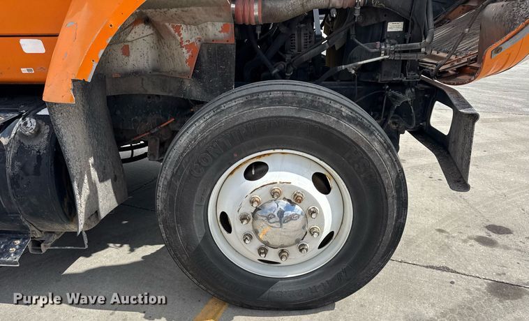 image for item DU3416 2005 International 7600 semi truck