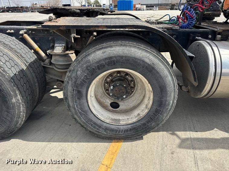 image for item DU3416 2005 International 7600 semi truck