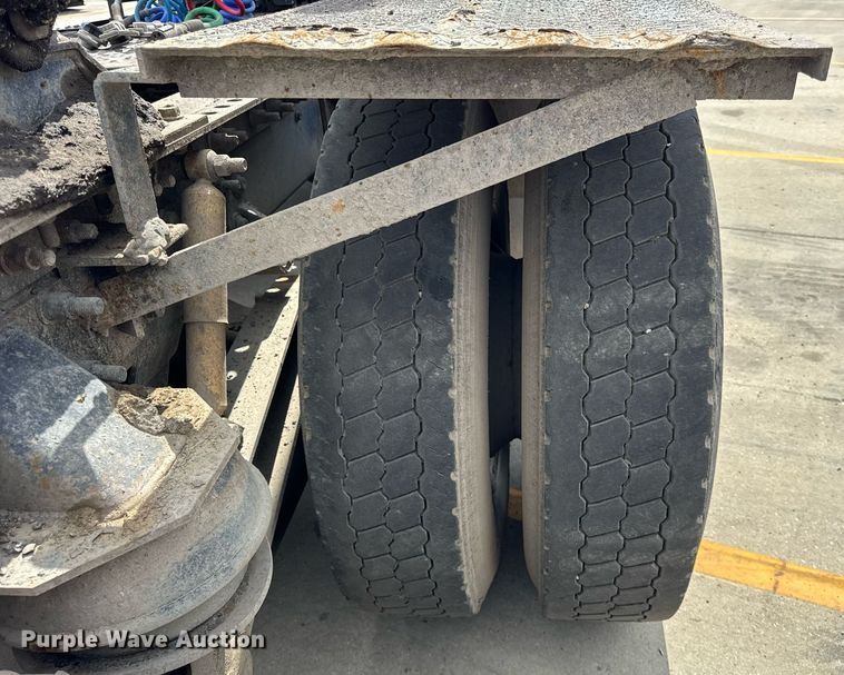 image for item DU3416 2005 International 7600 semi truck