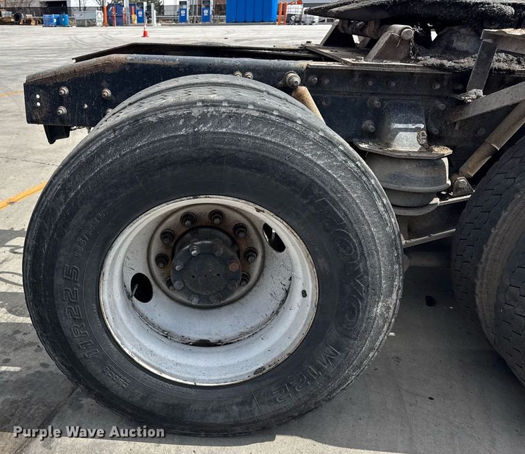 image for item DU3416 2005 International 7600 semi truck