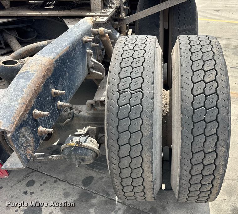 image for item DU3416 2005 International 7600 semi truck