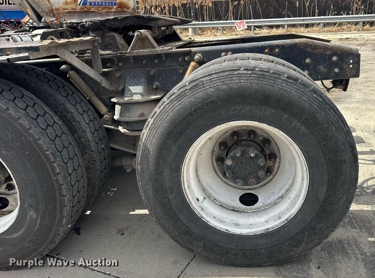 image for item DU3416 2005 International 7600 semi truck