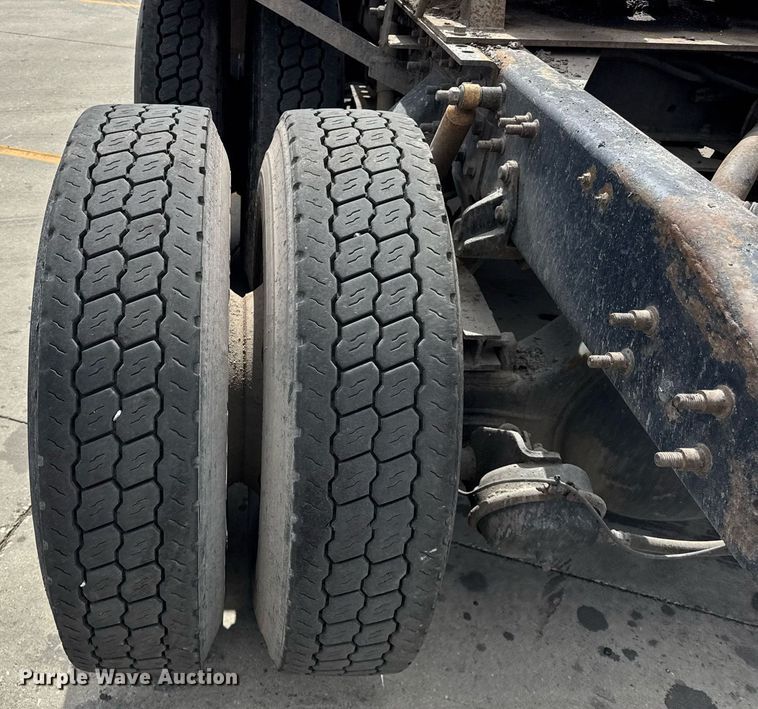 image for item DU3416 2005 International 7600 semi truck