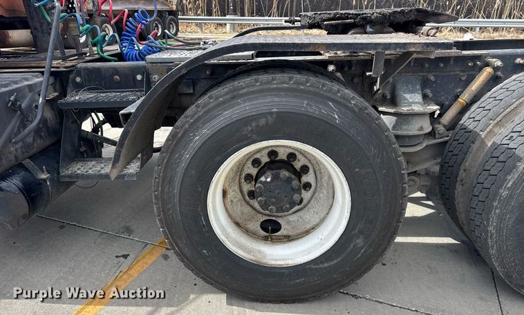 image for item DU3416 2005 International 7600 semi truck