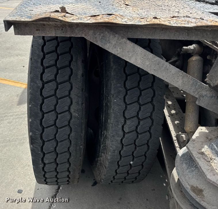 image for item DU3416 2005 International 7600 semi truck