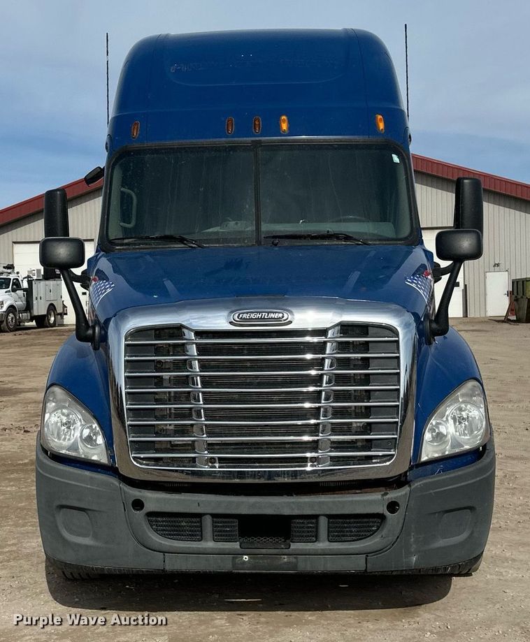 image for item DV0652 2011 Freightliner  Cascadia semi truck