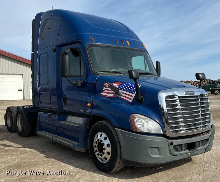 image for item DV0652 2011 Freightliner  Cascadia semi truck