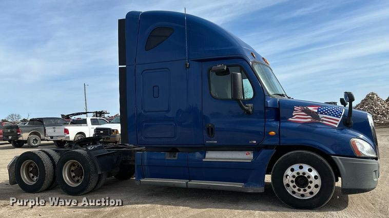image for item DV0652 2011 Freightliner  Cascadia semi truck