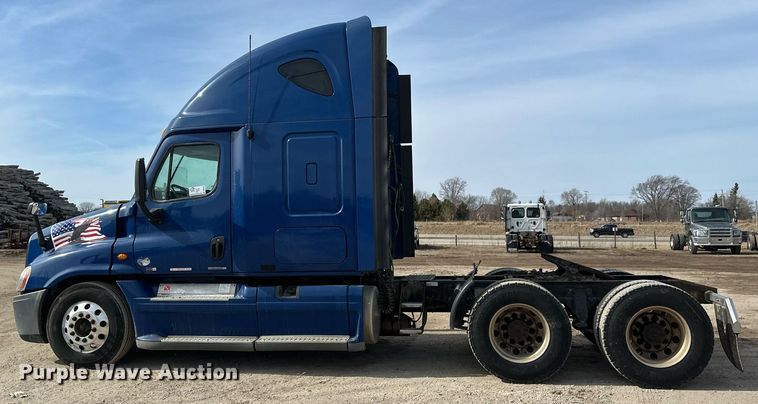 image for item DV0652 2011 Freightliner  Cascadia semi truck