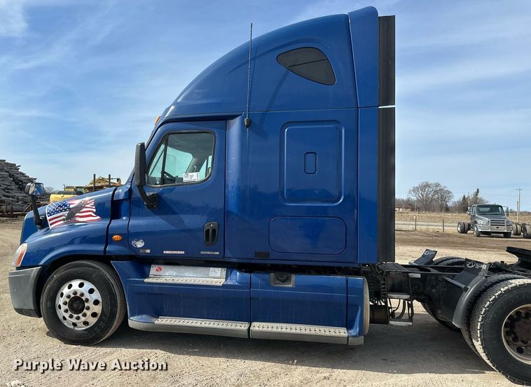 image for item DV0652 2011 Freightliner  Cascadia semi truck