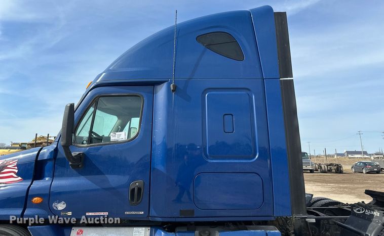 image for item DV0652 2011 Freightliner  Cascadia semi truck