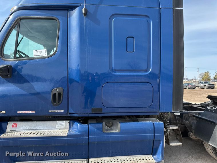 image for item DV0652 2011 Freightliner  Cascadia semi truck