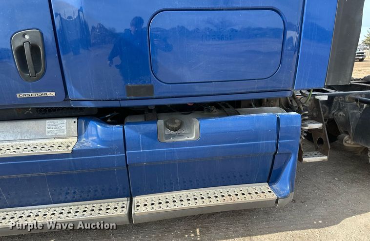 image for item DV0652 2011 Freightliner  Cascadia semi truck