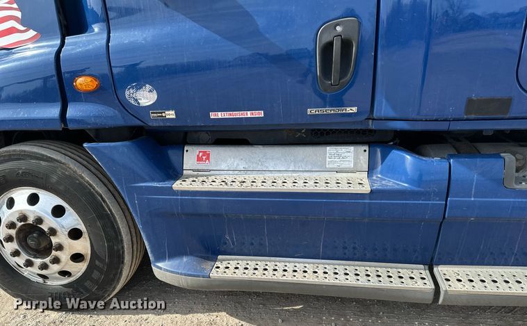 image for item DV0652 2011 Freightliner  Cascadia semi truck