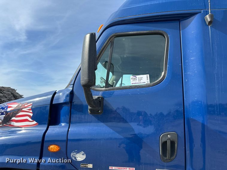 image for item DV0652 2011 Freightliner  Cascadia semi truck